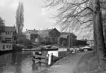 74234 Gezicht op het Huis van Bewaring Wolvenplein (Wolvenplein 27) te Utrecht met op de voorgrond de Stadsbuitengracht ...